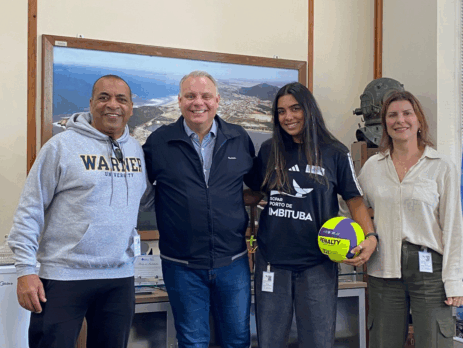 Porto de Imbituba recebe visita de atleta imbitubense que teve apoio do programa Pró-Esporte para a carreira internacional