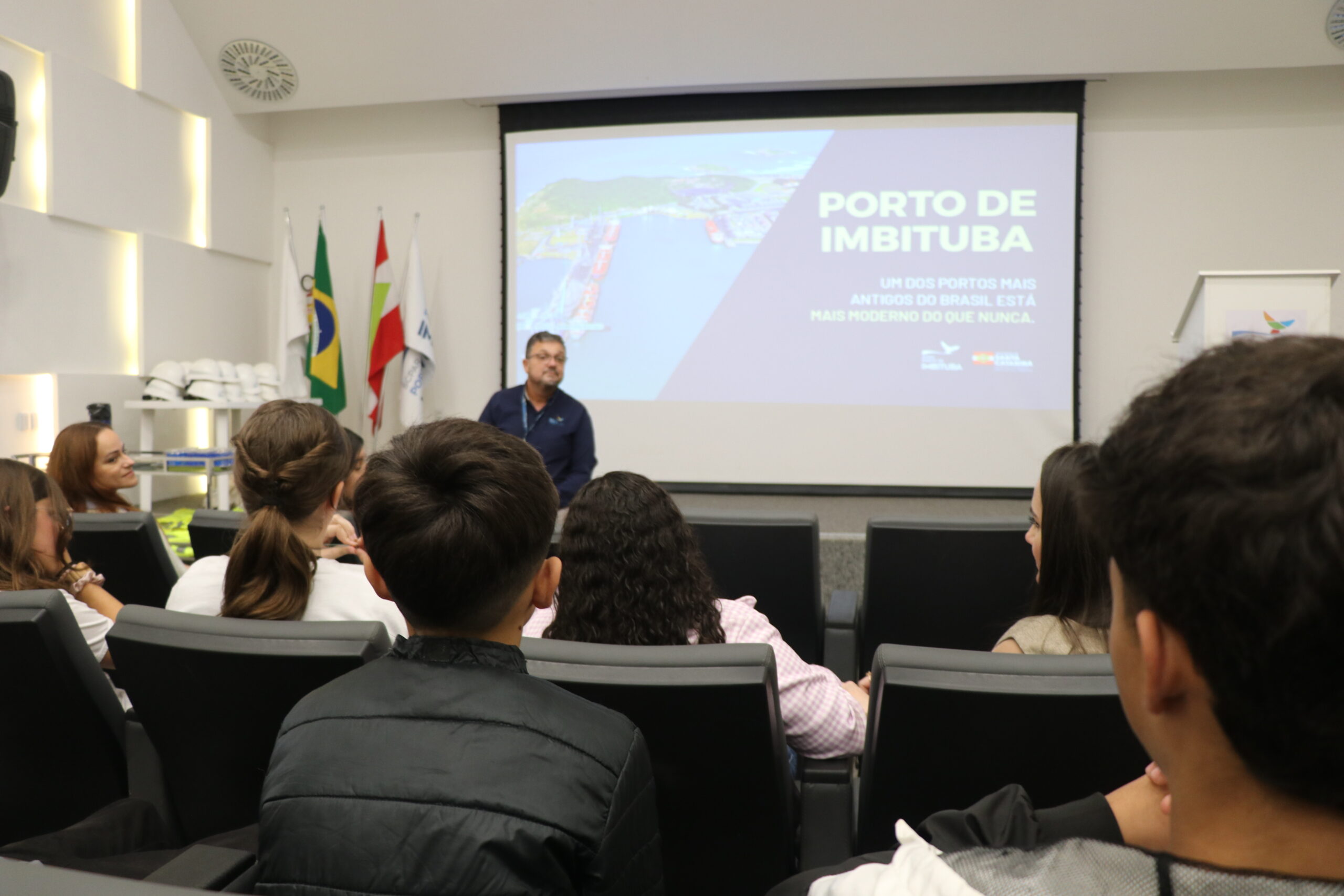 Vereadores mirins realizam visita institucional ao Porto de Imbituba